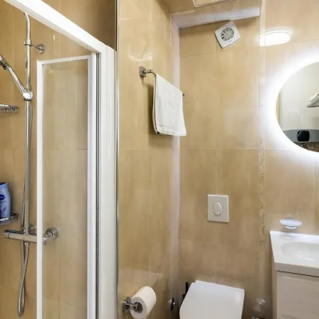 Rose Pool Comfort Apartman *
